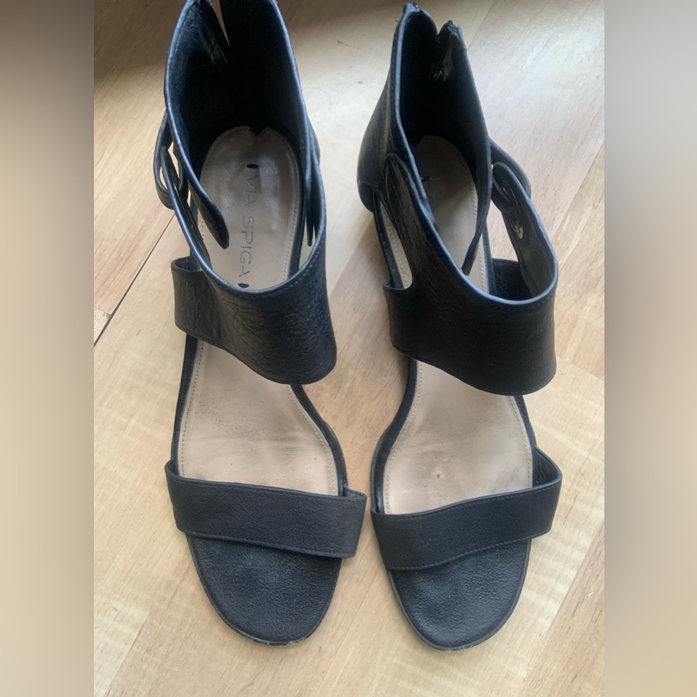 EUC Via Spiga Gladiator Sandals Size 11